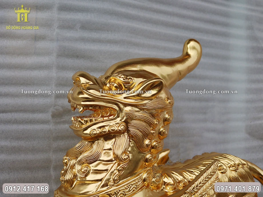 Phần đầu của linh vật được chạm khắc sắc nét